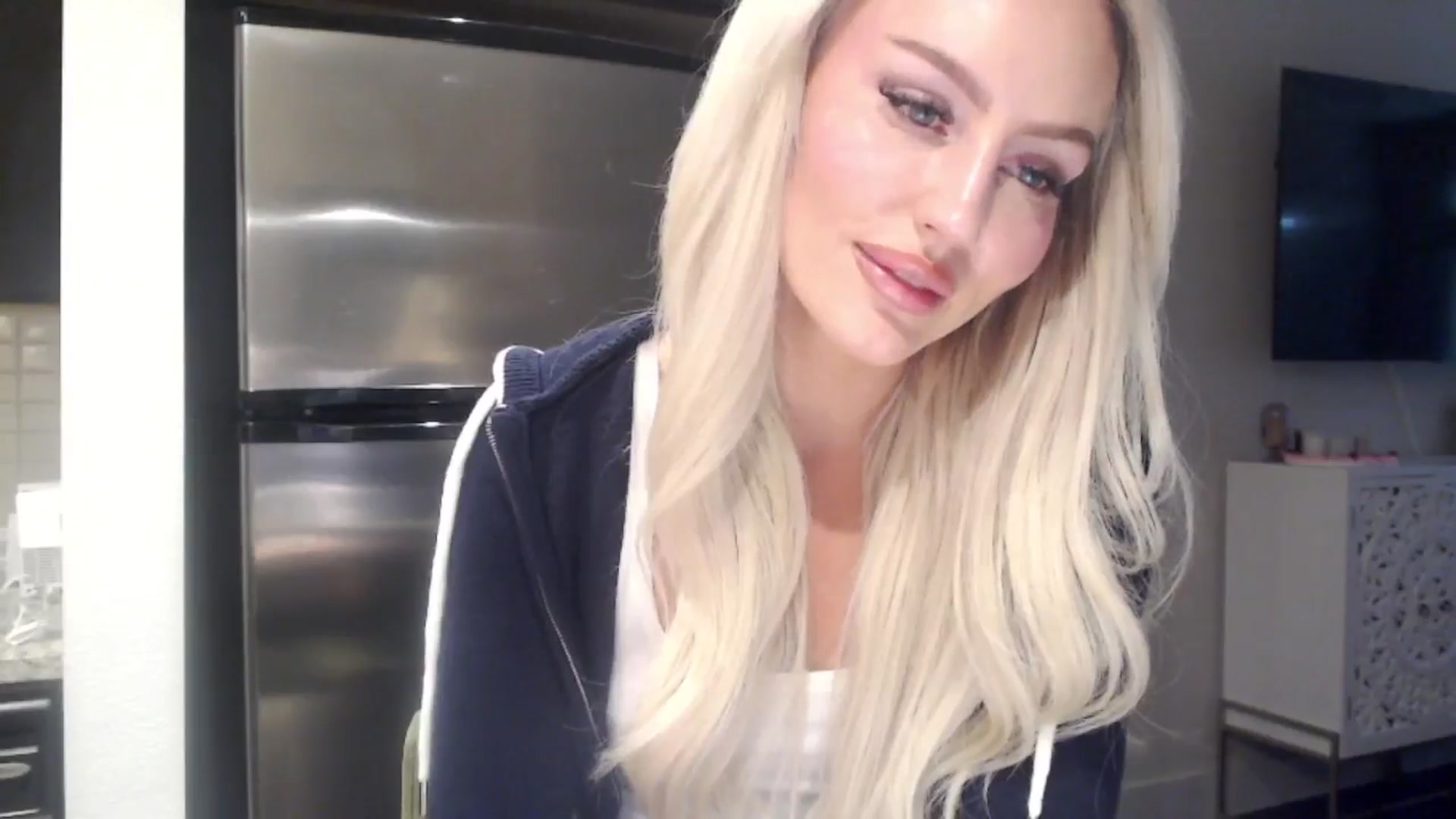 Gallery image thumbnail from Officialelsa's myfreecams stream on, 05/02/2024, 23:19 image 7 of 20