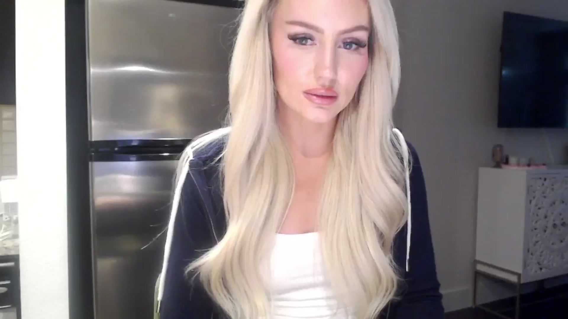 Gallery image thumbnail from Officialelsa's myfreecams stream on, 05/02/2024, 23:19 image 11 of 20