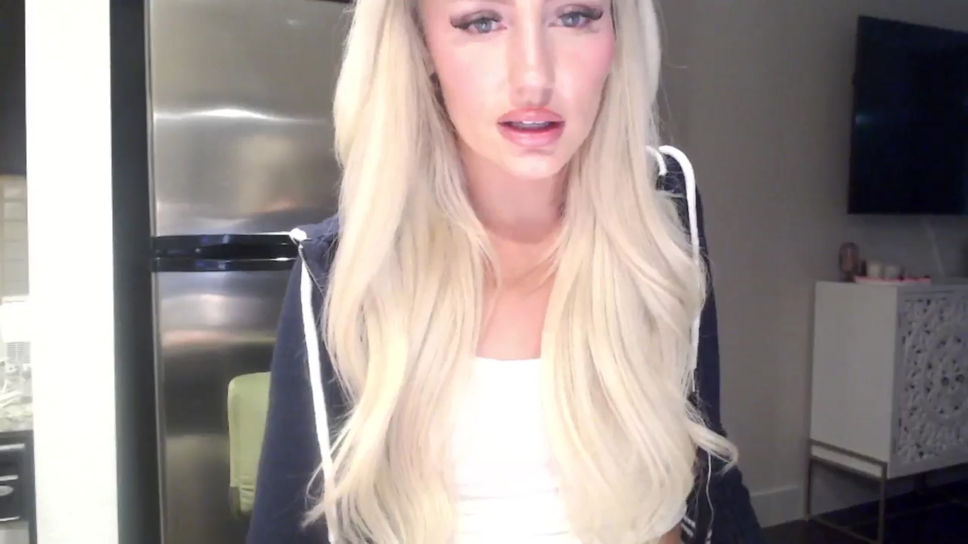 Gallery image thumbnail from Officialelsa's myfreecams stream on, 05/02/2024, 23:19 image 19 of 20