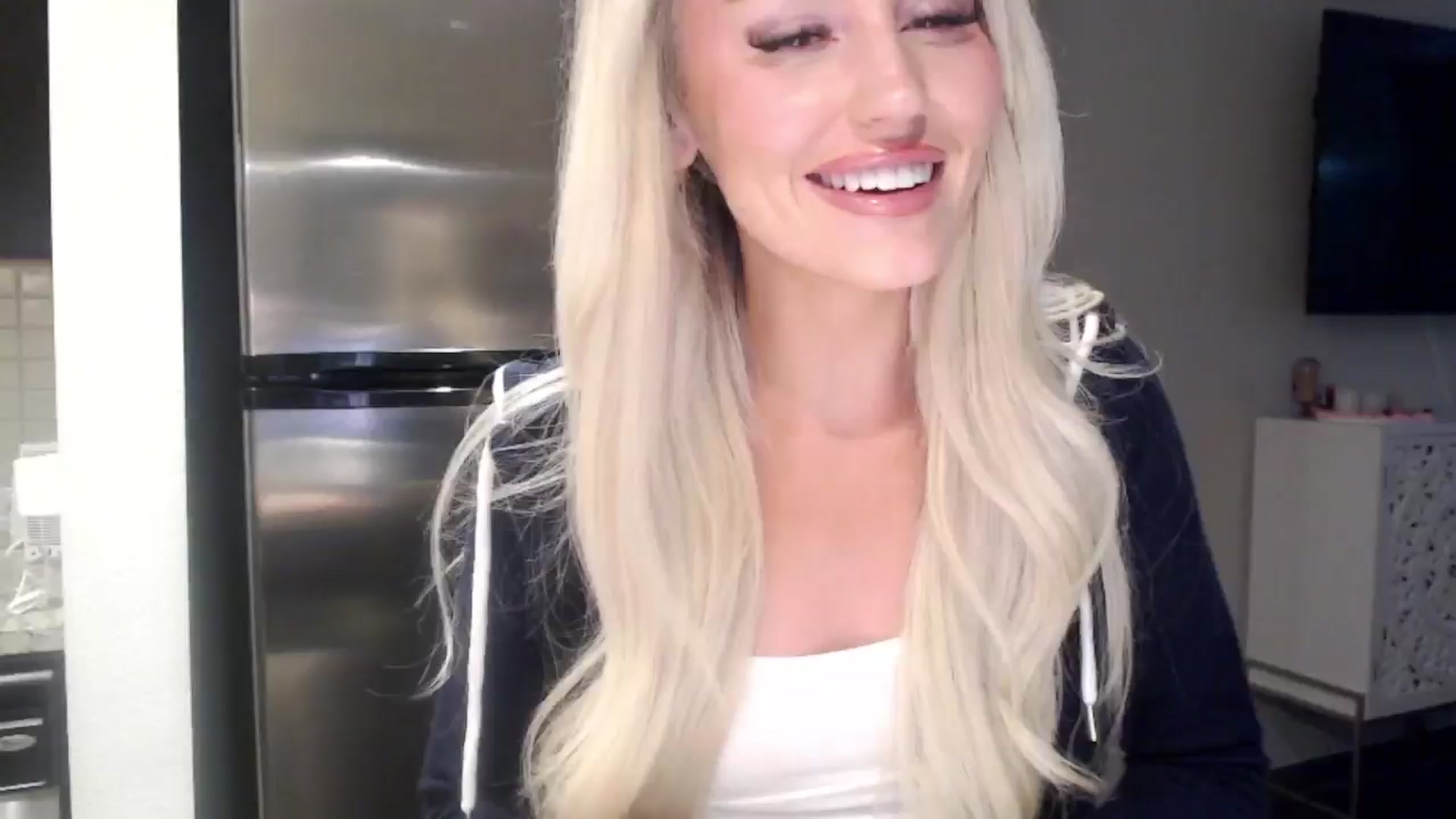 Gallery image thumbnail from Officialelsa's myfreecams stream on, 05/02/2024, 23:19 image 1 of 20