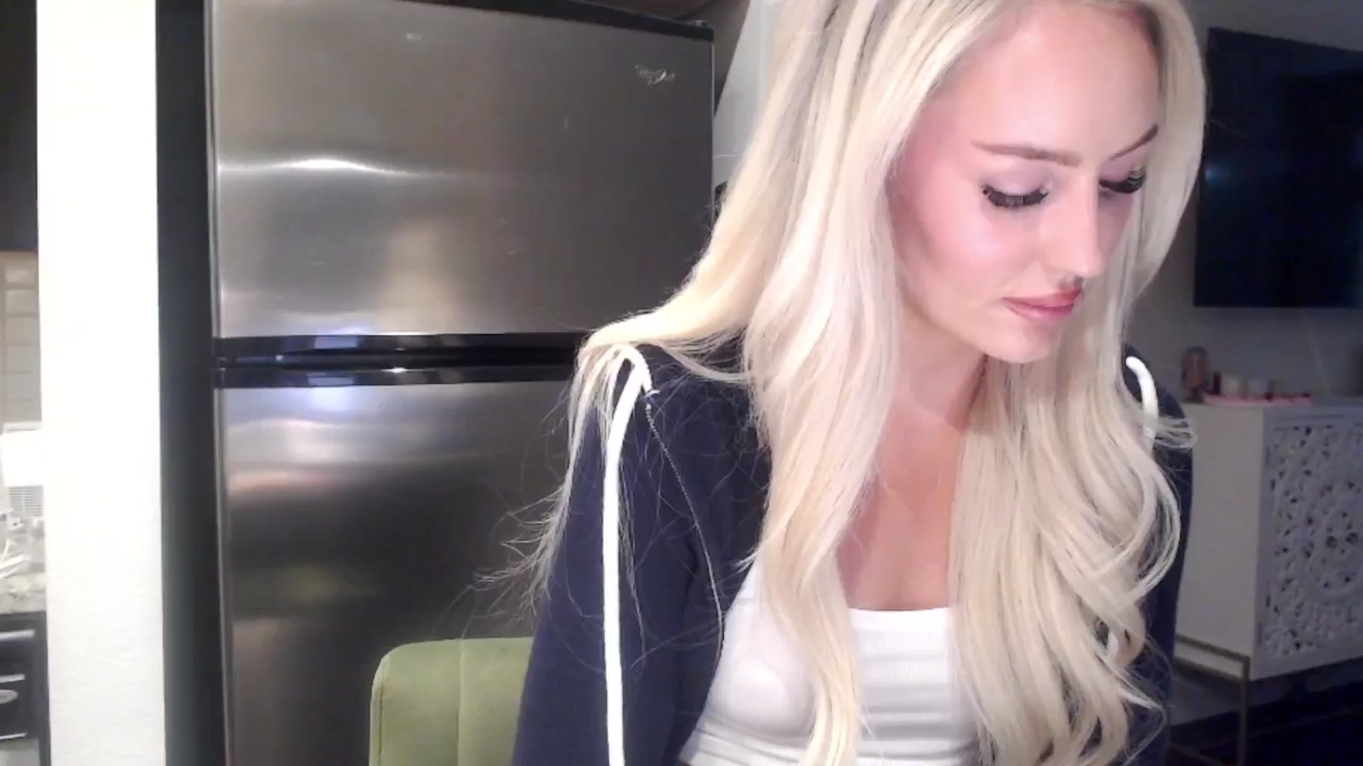Gallery image thumbnail from Officialelsa's myfreecams stream on, 05/02/2024, 23:19 image 14 of 20