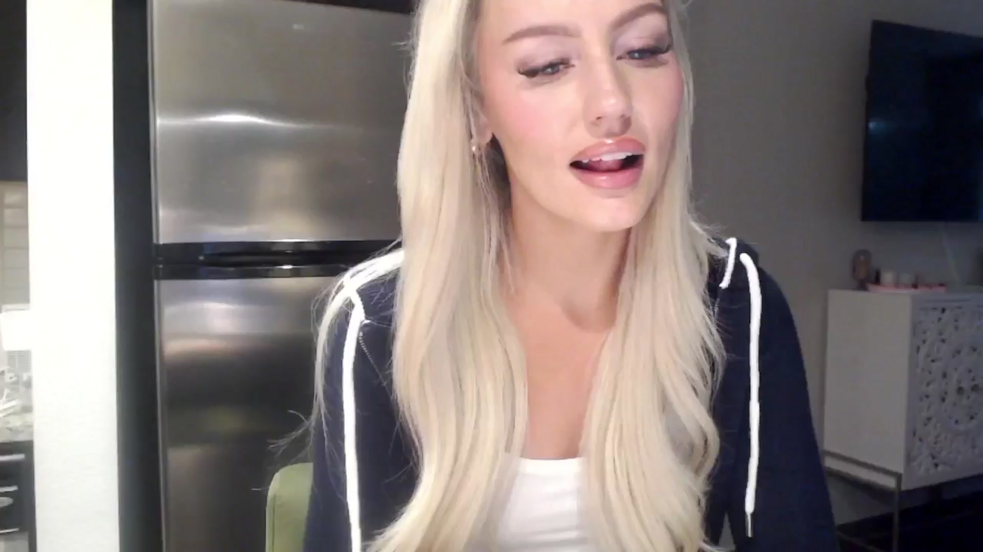 Gallery image thumbnail from Officialelsa's myfreecams stream on, 05/02/2024, 23:19 image 15 of 20