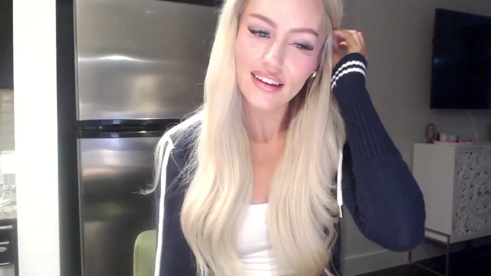 Gallery image thumbnail from Officialelsa's myfreecams stream on, 05/02/2024, 23:19 image 18 of 20