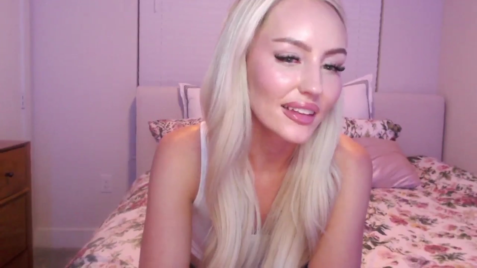 Gallery image thumbnail from Officialelsa's myfreecams stream on, 05/03/2024, 03:01 image 8 of 20