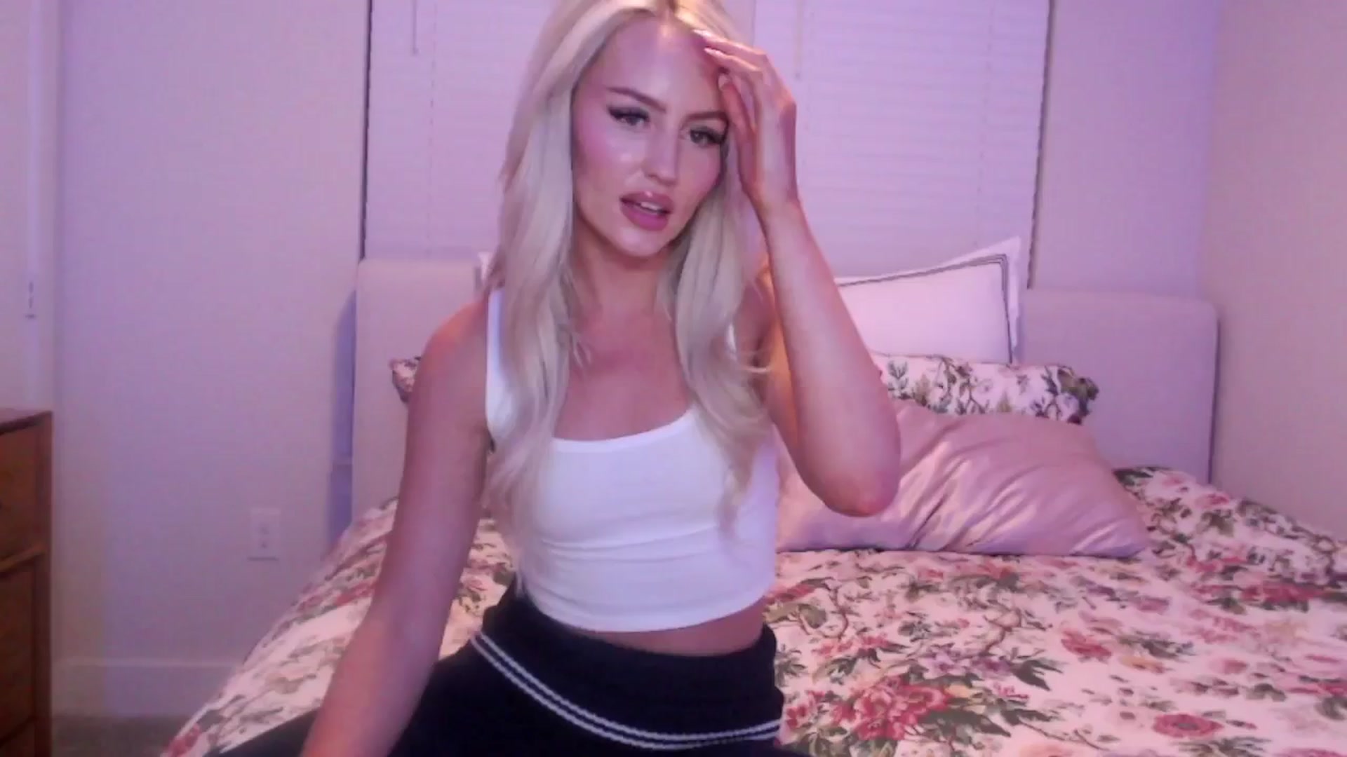 Gallery image thumbnail from Officialelsa's myfreecams stream on, 05/03/2024, 03:01 image 2 of 20