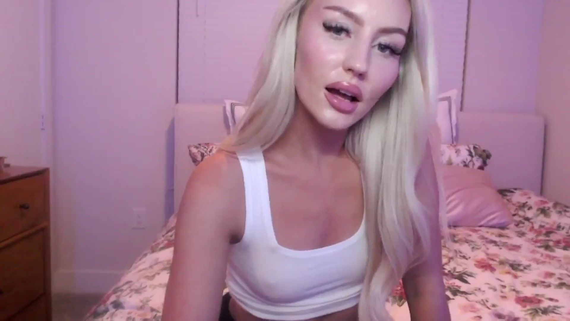 Gallery image thumbnail from Officialelsa's myfreecams stream on, 05/03/2024, 03:01 image 5 of 20
