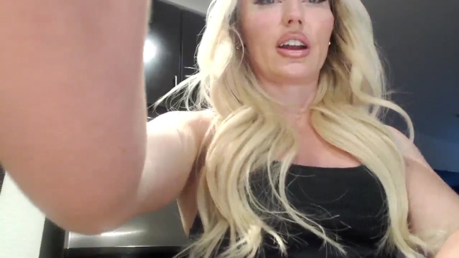 Gallery image thumbnail from Officialelsa's myfreecams stream on, 05/14/2024, 23:07 image 6 of 20