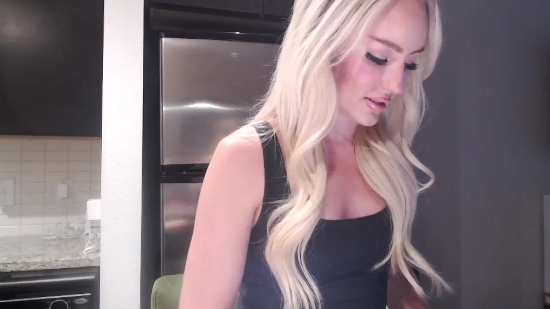 Gallery image thumbnail from Officialelsa's myfreecams stream on, 05/14/2024, 23:07 image 3 of 20