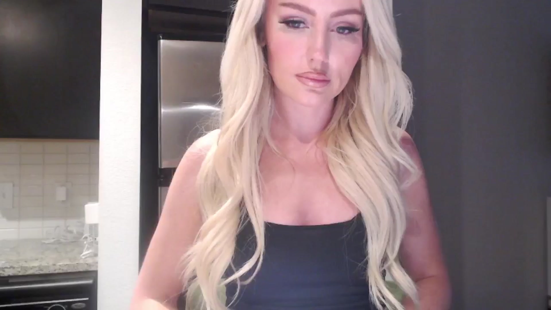 Gallery image thumbnail from Officialelsa's myfreecams stream on, 05/14/2024, 23:52 image 2 of 20