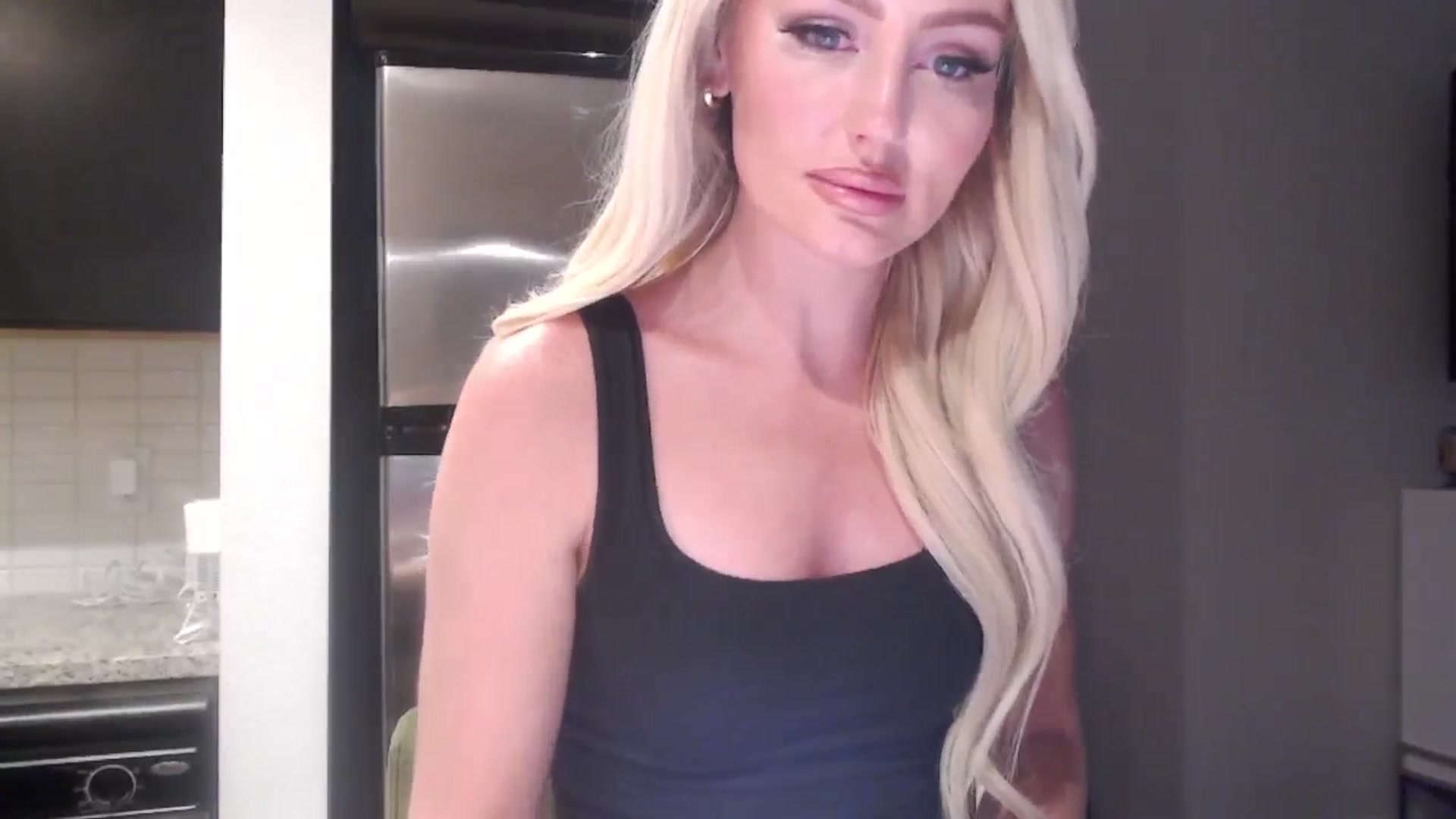 Gallery image thumbnail from Officialelsa's myfreecams stream on, 05/15/2024, 24:26 image 19 of 20