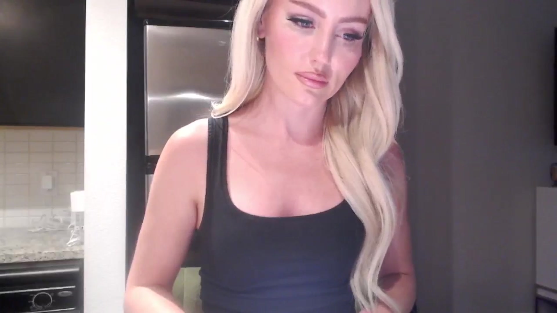 Gallery image thumbnail from Officialelsa's myfreecams stream on, 05/15/2024, 24:26 image 18 of 20