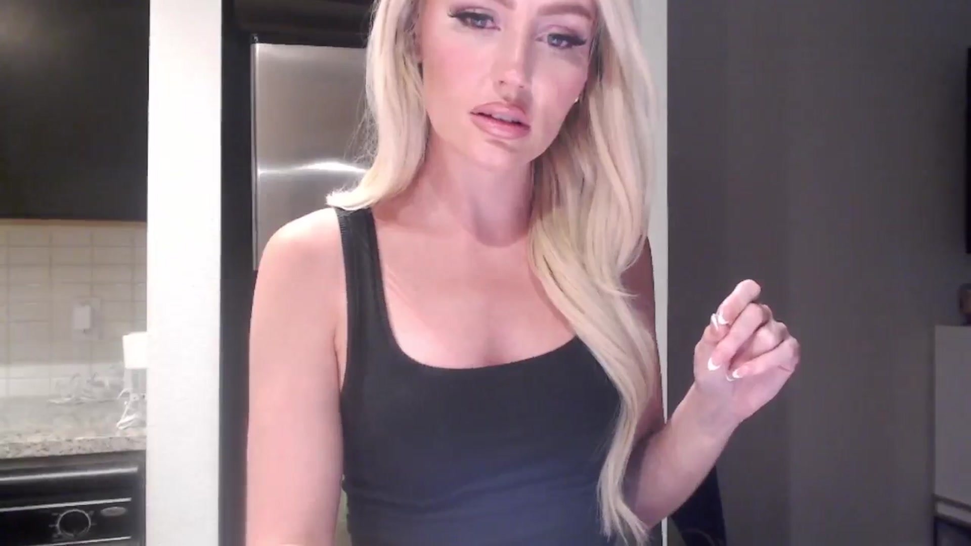 Gallery image thumbnail from Officialelsa's myfreecams stream on, 05/15/2024, 24:26 image 15 of 20