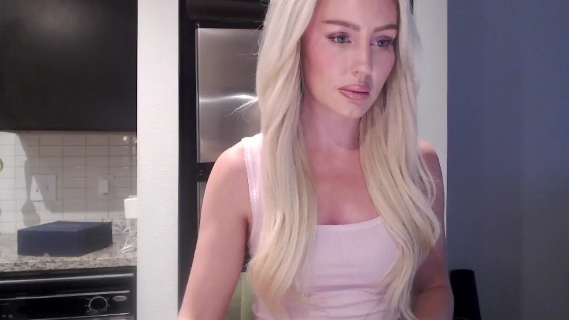 Gallery image thumbnail from Officialelsa's myfreecams stream on, 05/15/2024, 23:48 image 3 of 20