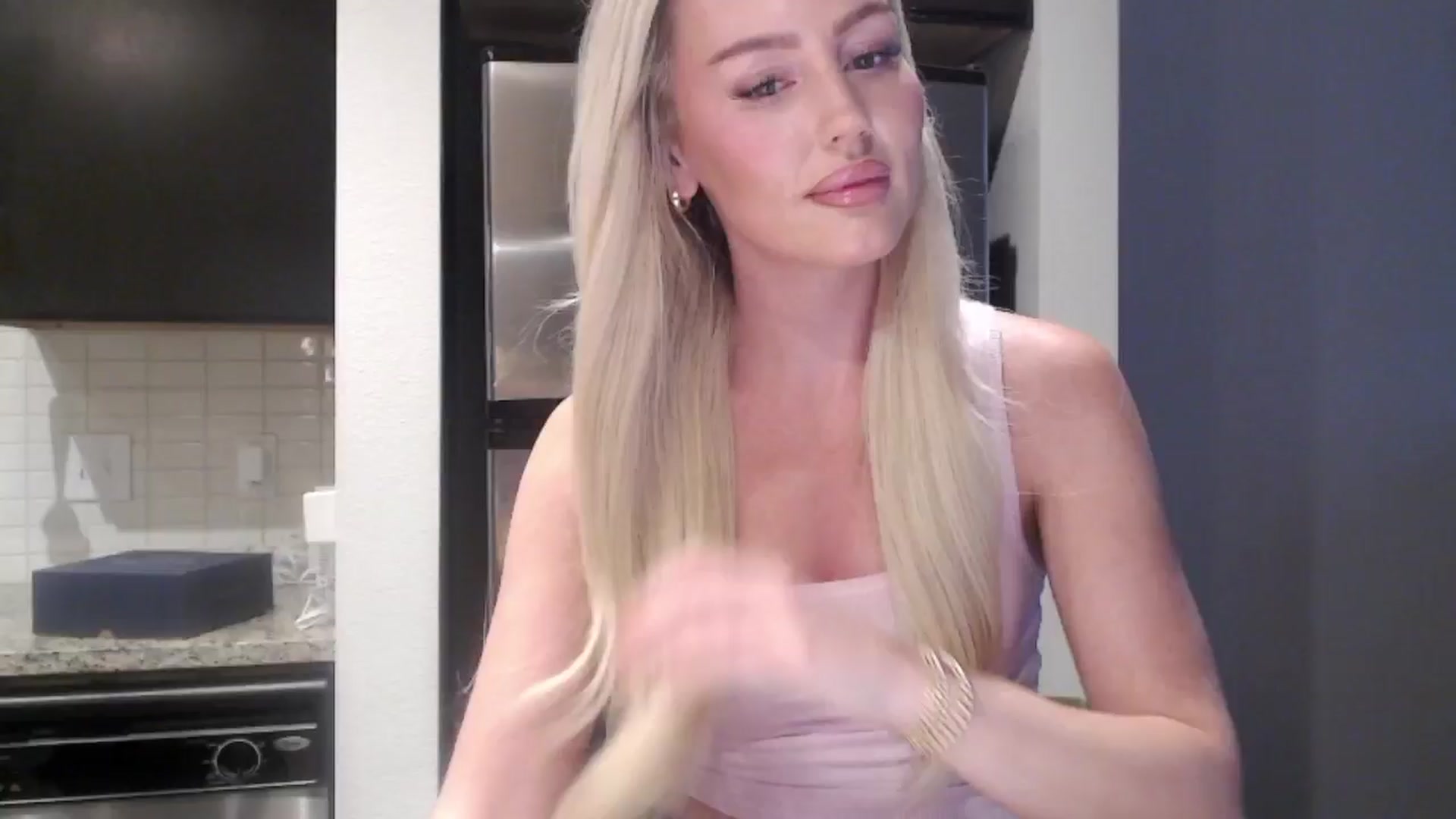 Gallery image thumbnail from Officialelsa's myfreecams stream on, 05/15/2024, 23:48 image 15 of 20