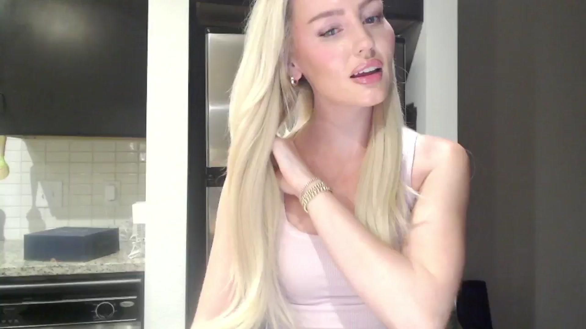 Gallery image thumbnail from Officialelsa's myfreecams stream on, 05/16/2024, 01:53 image 19 of 20