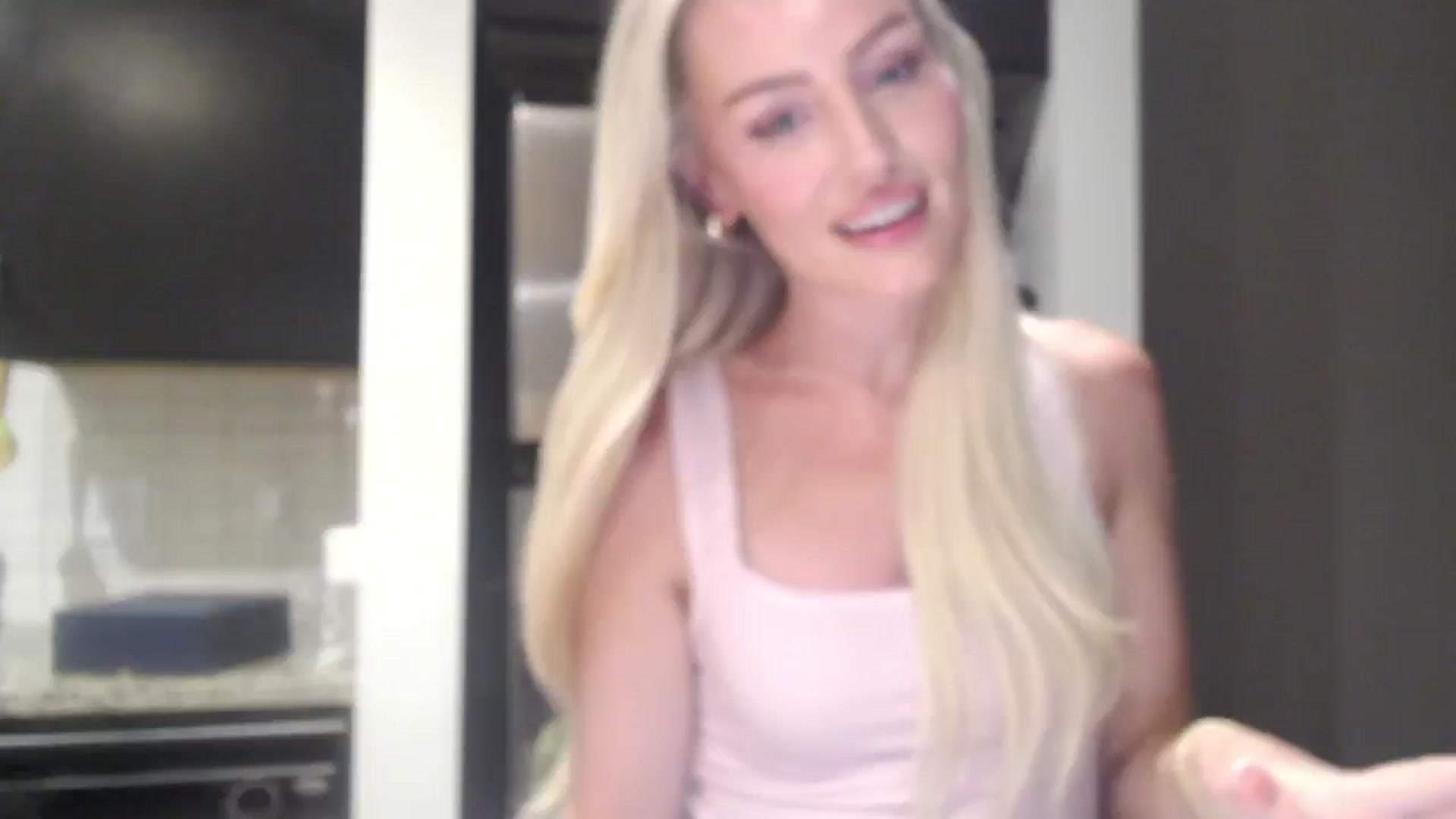 Gallery image thumbnail from Officialelsa's myfreecams stream on, 05/16/2024, 01:53 image 3 of 20