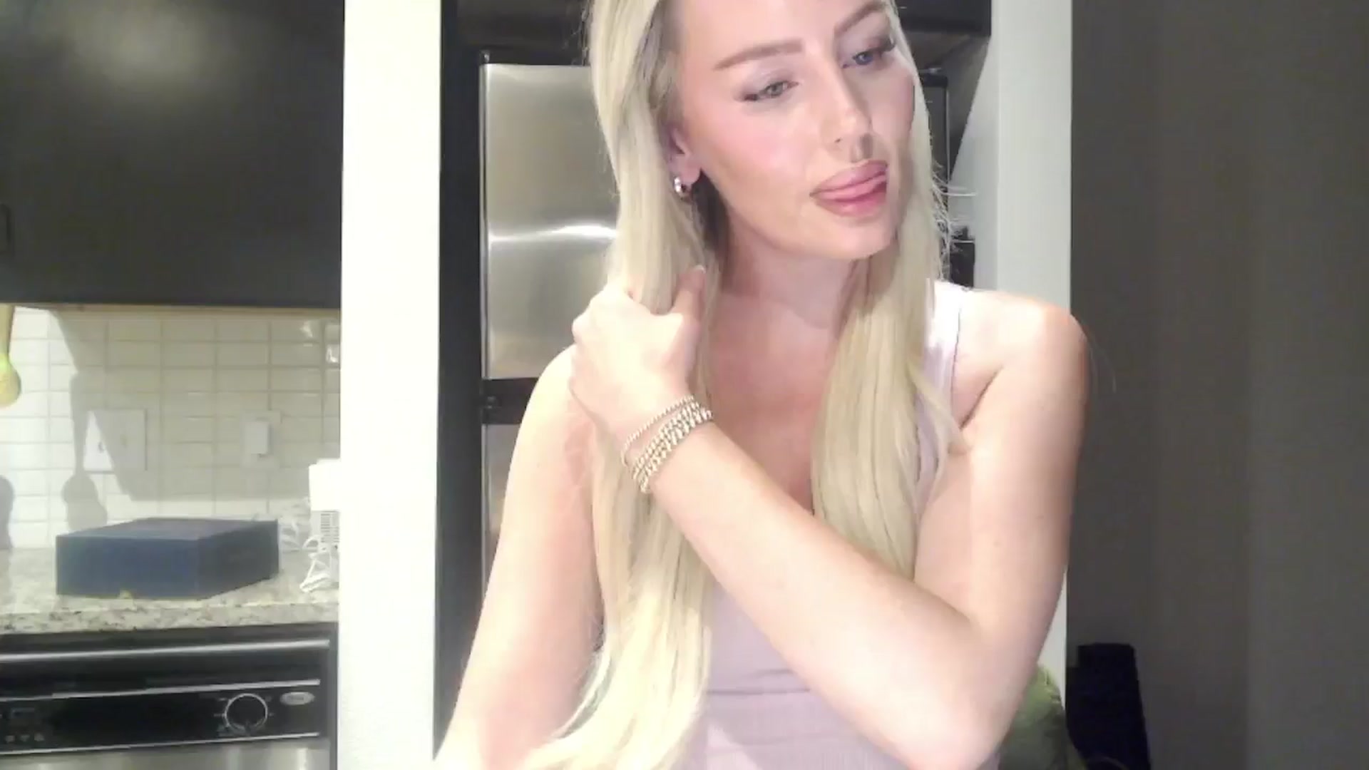 Gallery image thumbnail from Officialelsa's myfreecams stream on, 05/16/2024, 01:53 image 14 of 20