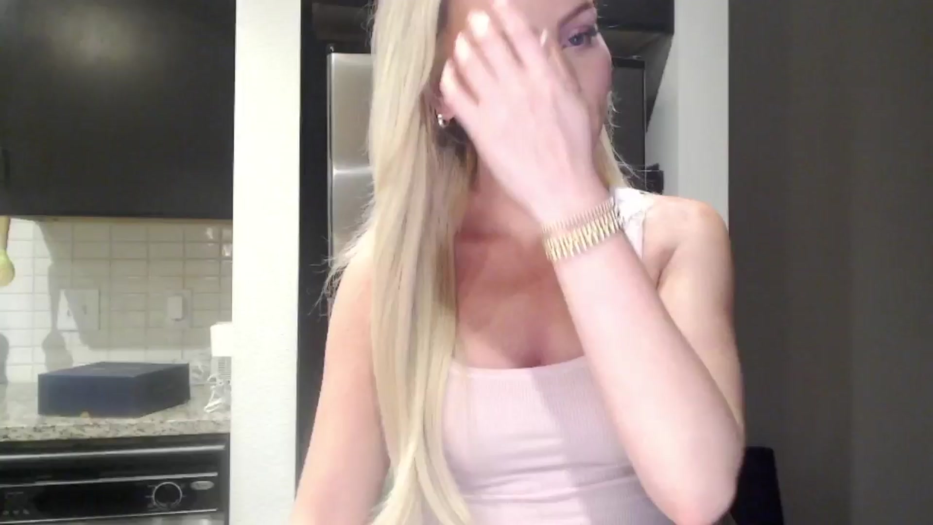 Gallery image thumbnail from Officialelsa's myfreecams stream on, 05/16/2024, 01:53 image 17 of 20