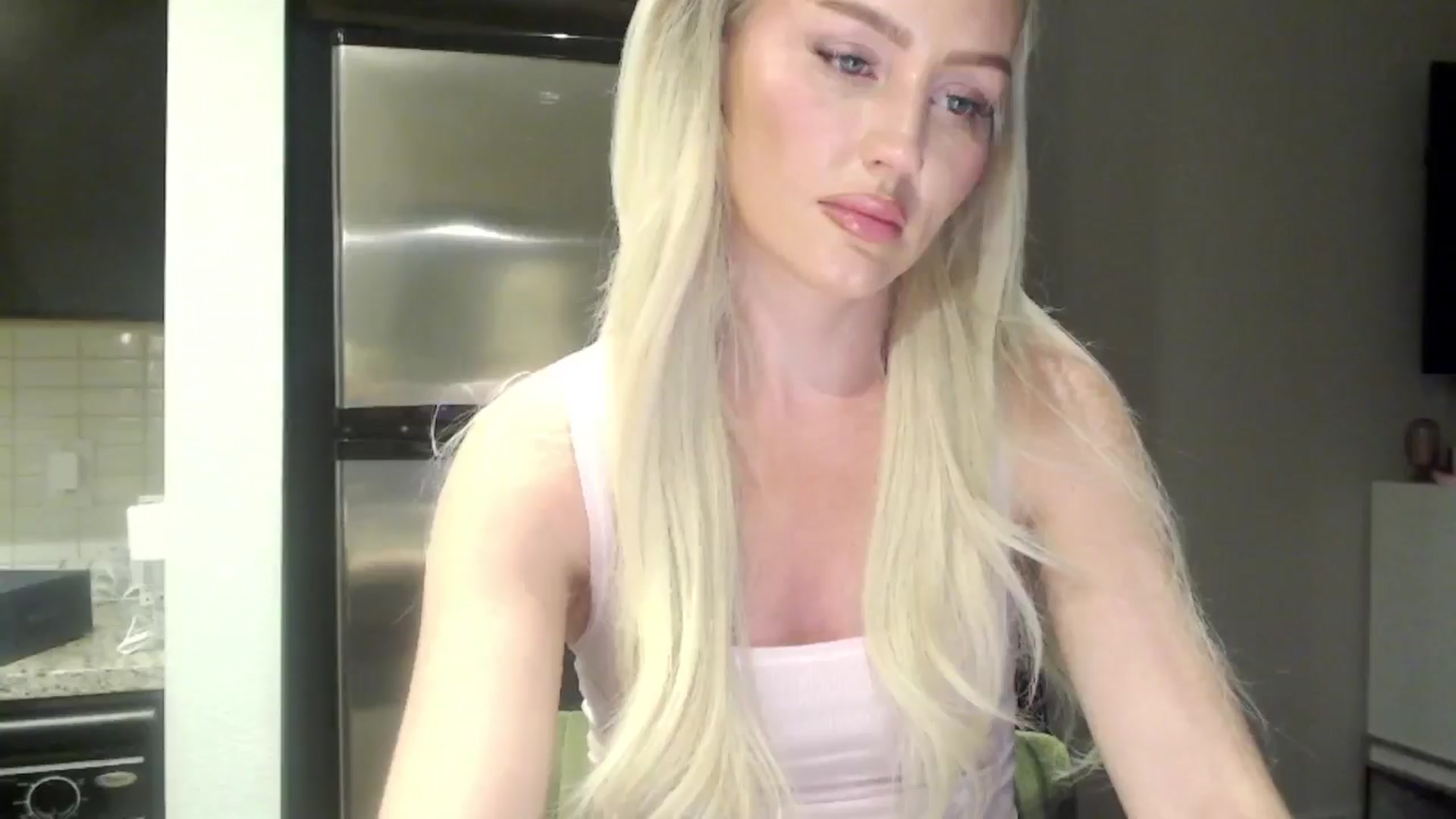 Gallery image thumbnail from Officialelsa's myfreecams stream on, 05/16/2024, 03:05 image 2 of 20