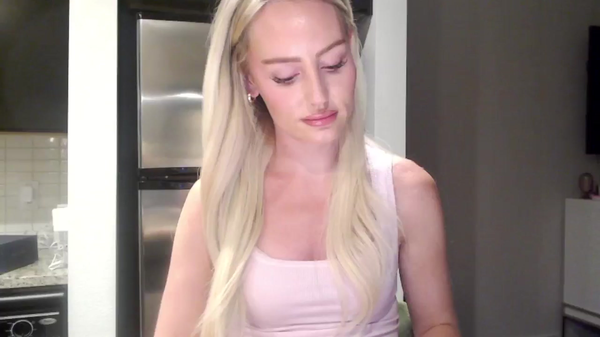 Gallery image thumbnail from Officialelsa's myfreecams stream on, 05/16/2024, 03:05 image 6 of 20