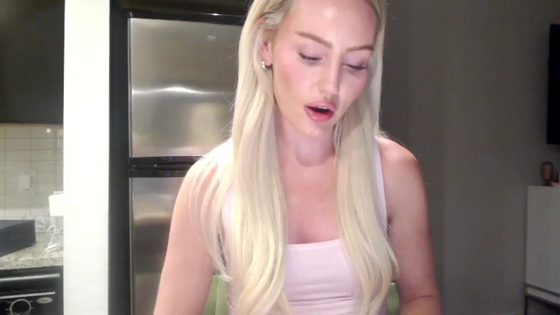 Gallery image thumbnail from Officialelsa's myfreecams stream on, 05/16/2024, 03:05 image 1 of 20