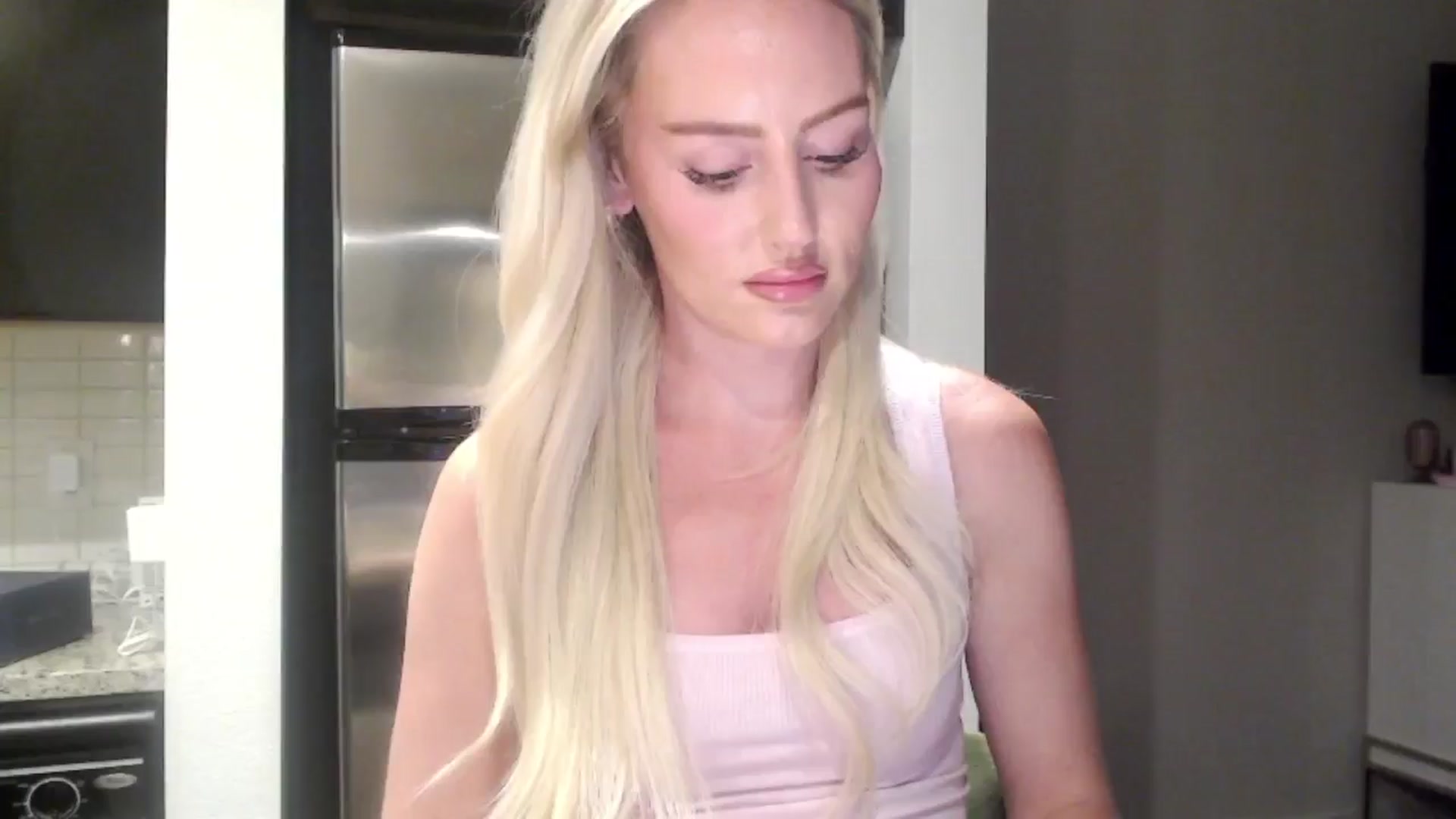 Gallery image thumbnail from Officialelsa's myfreecams stream on, 05/16/2024, 03:05 image 7 of 20