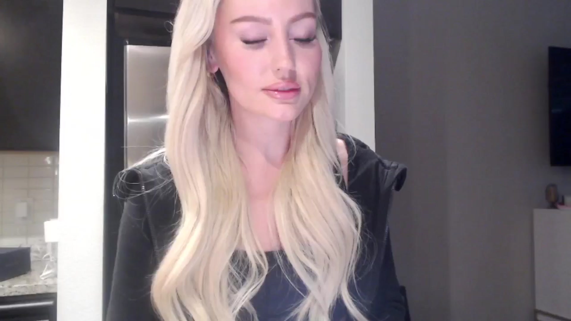 Gallery image thumbnail from Officialelsa's myfreecams stream on, 05/16/2024, 20:38 image 8 of 20