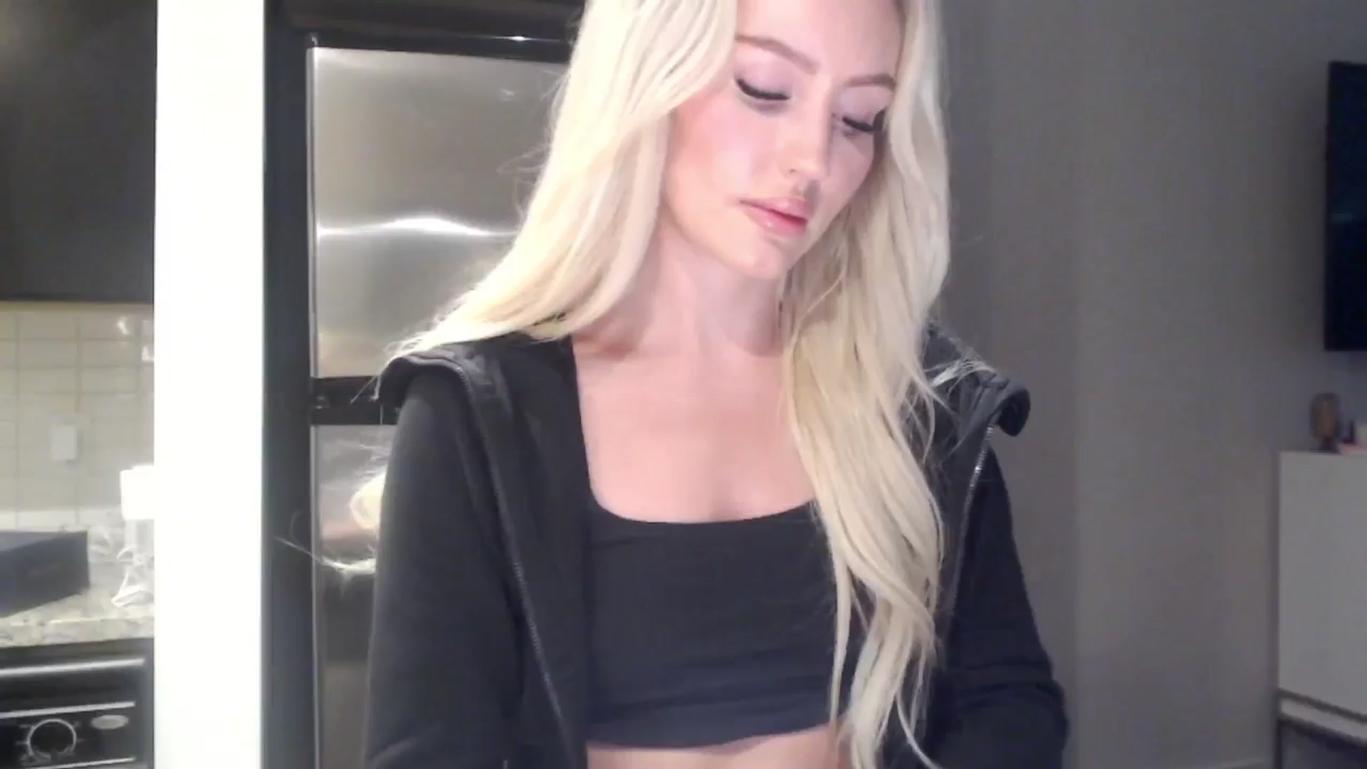 Gallery image thumbnail from Officialelsa's myfreecams stream on, 05/16/2024, 20:38 image 14 of 20