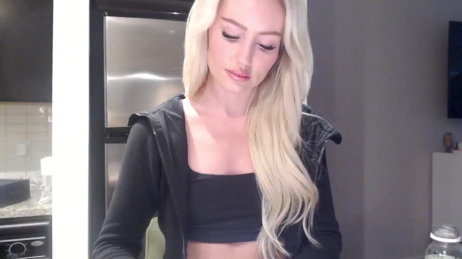 Gallery image thumbnail from Officialelsa's myfreecams stream on, 05/16/2024, 20:38 image 16 of 20