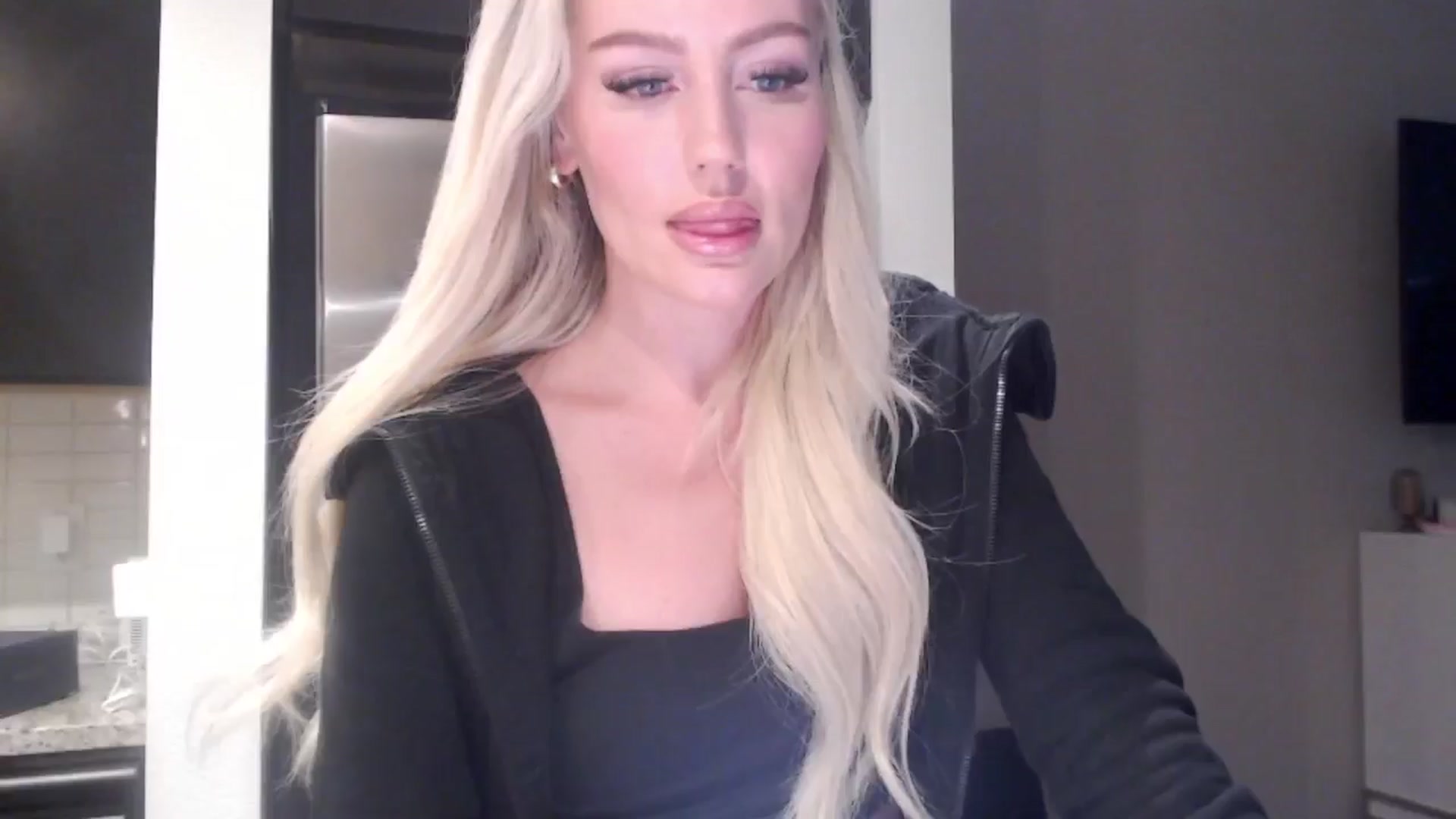 Gallery image thumbnail from Officialelsa's myfreecams stream on, 05/16/2024, 20:38 image 5 of 20