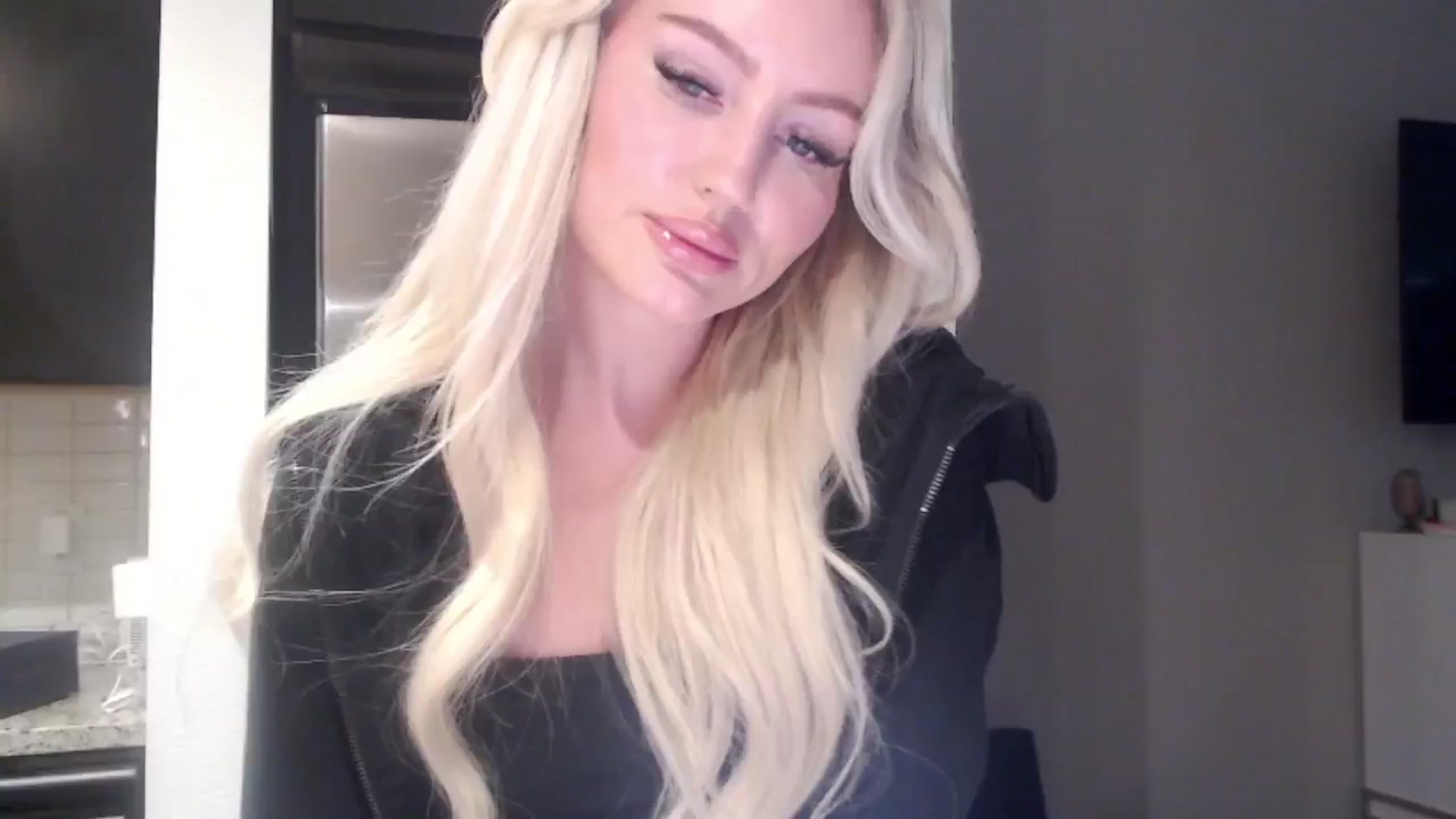 Gallery image thumbnail from Officialelsa's myfreecams stream on, 05/16/2024, 20:38 image 7 of 20