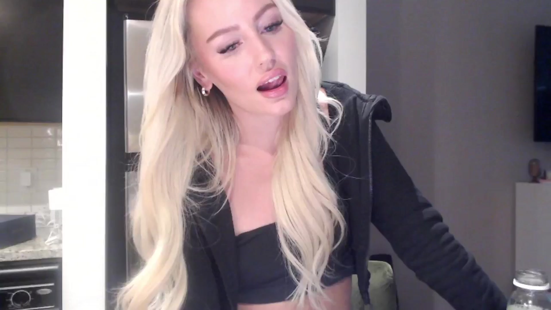 Gallery image thumbnail from Officialelsa's myfreecams stream on, 05/16/2024, 20:38 image 18 of 20