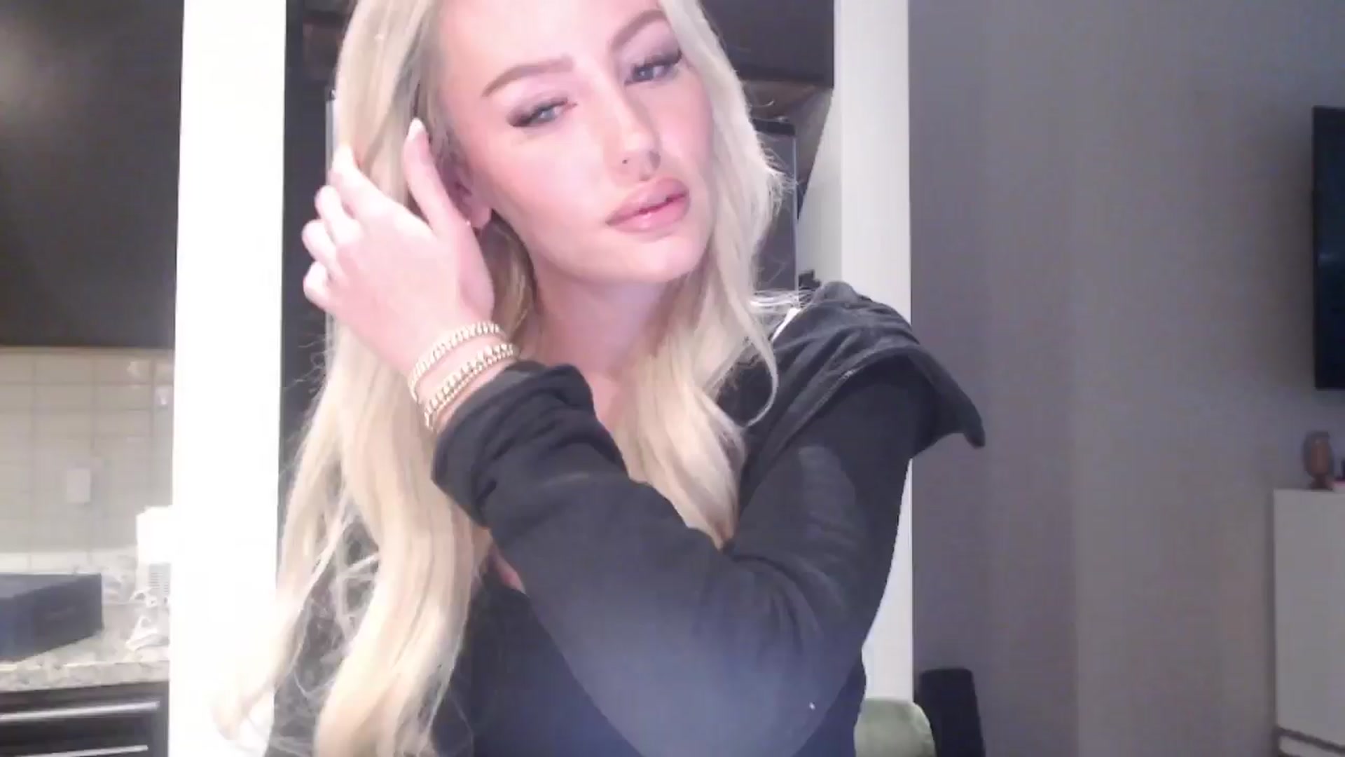Gallery image thumbnail from Officialelsa's myfreecams stream on, 05/16/2024, 20:38 image 3 of 20