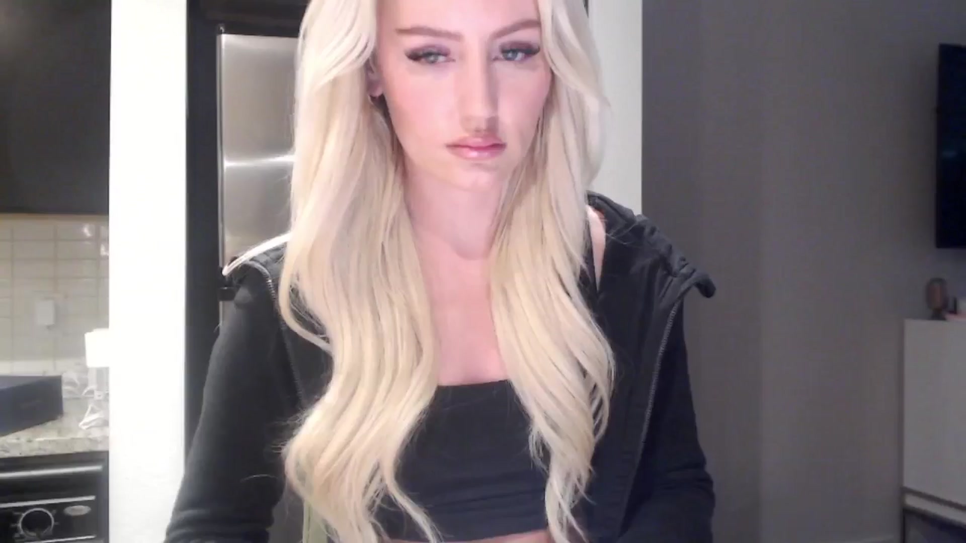 Gallery image thumbnail from Officialelsa's myfreecams stream on, 05/16/2024, 20:38 image 15 of 20