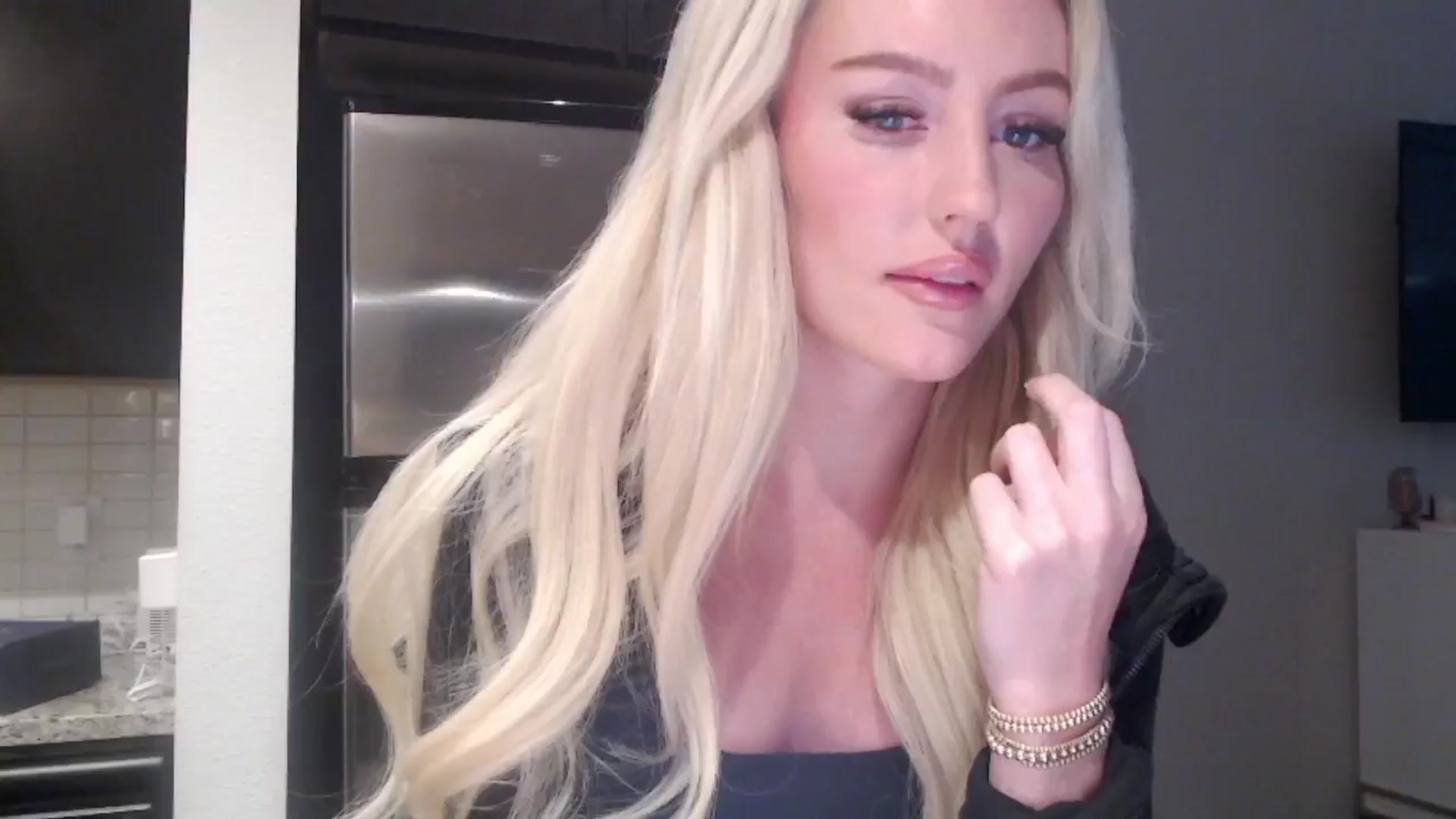 Gallery image thumbnail from Officialelsa's myfreecams stream on, 05/16/2024, 20:38 image 2 of 20