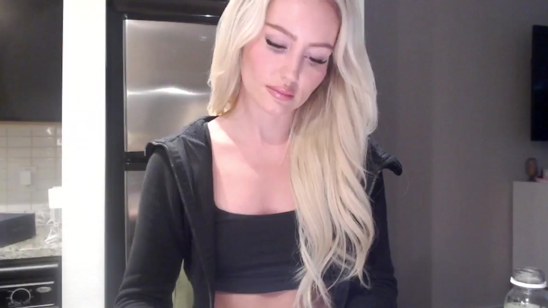 Gallery image thumbnail from Officialelsa's myfreecams stream on, 05/16/2024, 20:38 image 17 of 20