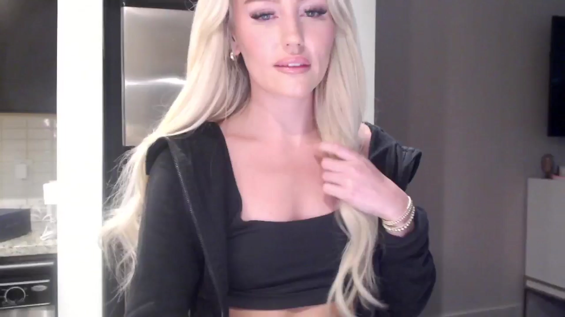 Gallery image thumbnail from Officialelsa's myfreecams stream on, 05/16/2024, 20:38 image 10 of 20
