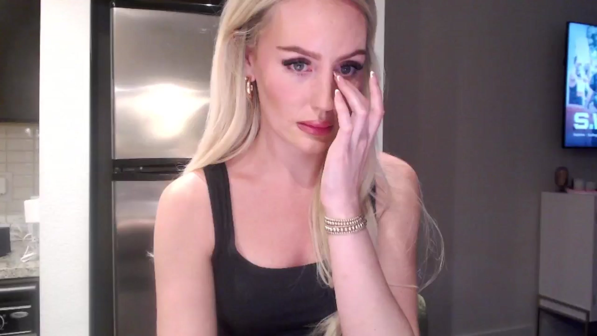 Gallery image thumbnail from Officialelsa's myfreecams stream on, 05/17/2024, 02:18 image 15 of 20