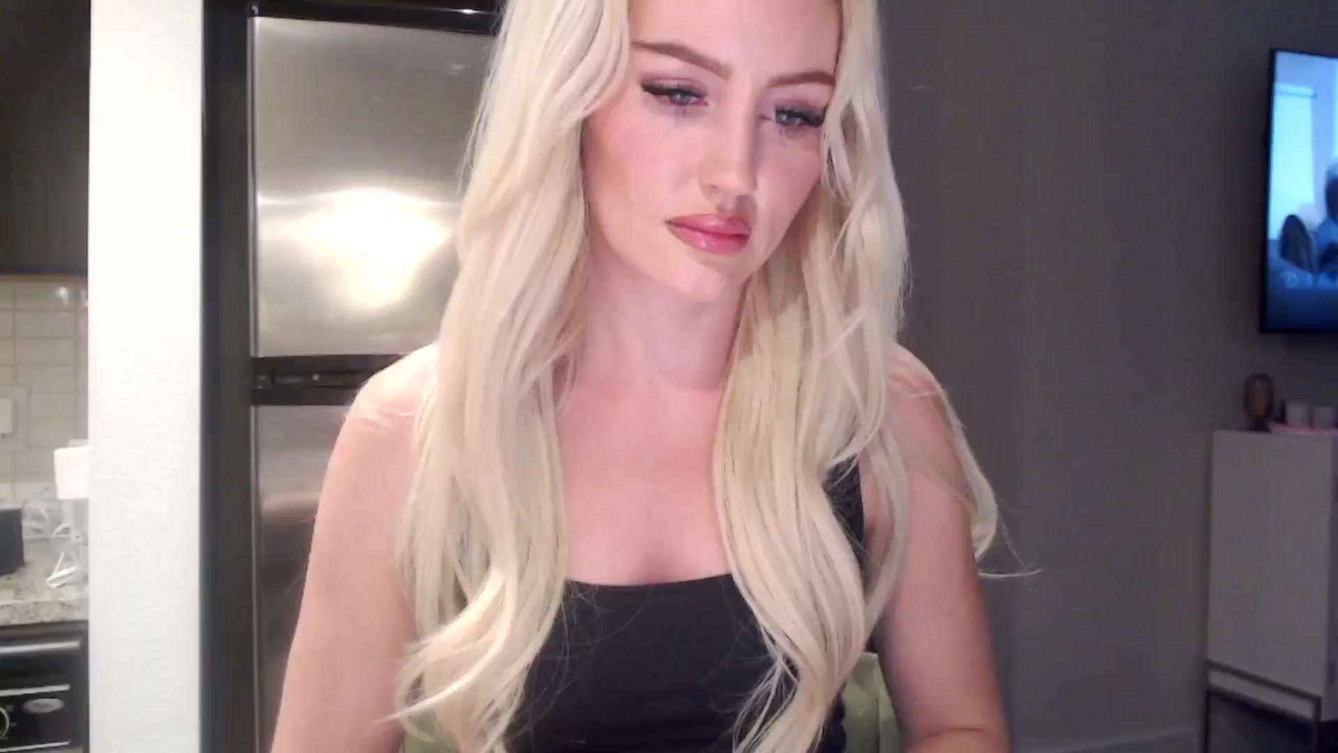 Gallery image thumbnail from Officialelsa's myfreecams stream on, 05/17/2024, 02:18 image 13 of 20