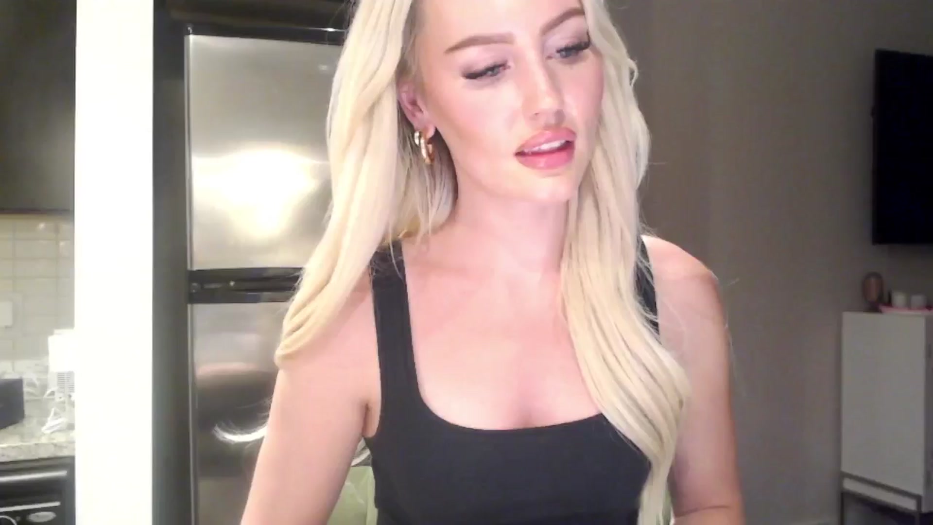 Gallery image thumbnail from Officialelsa's myfreecams stream on, 05/17/2024, 02:18 image 11 of 20
