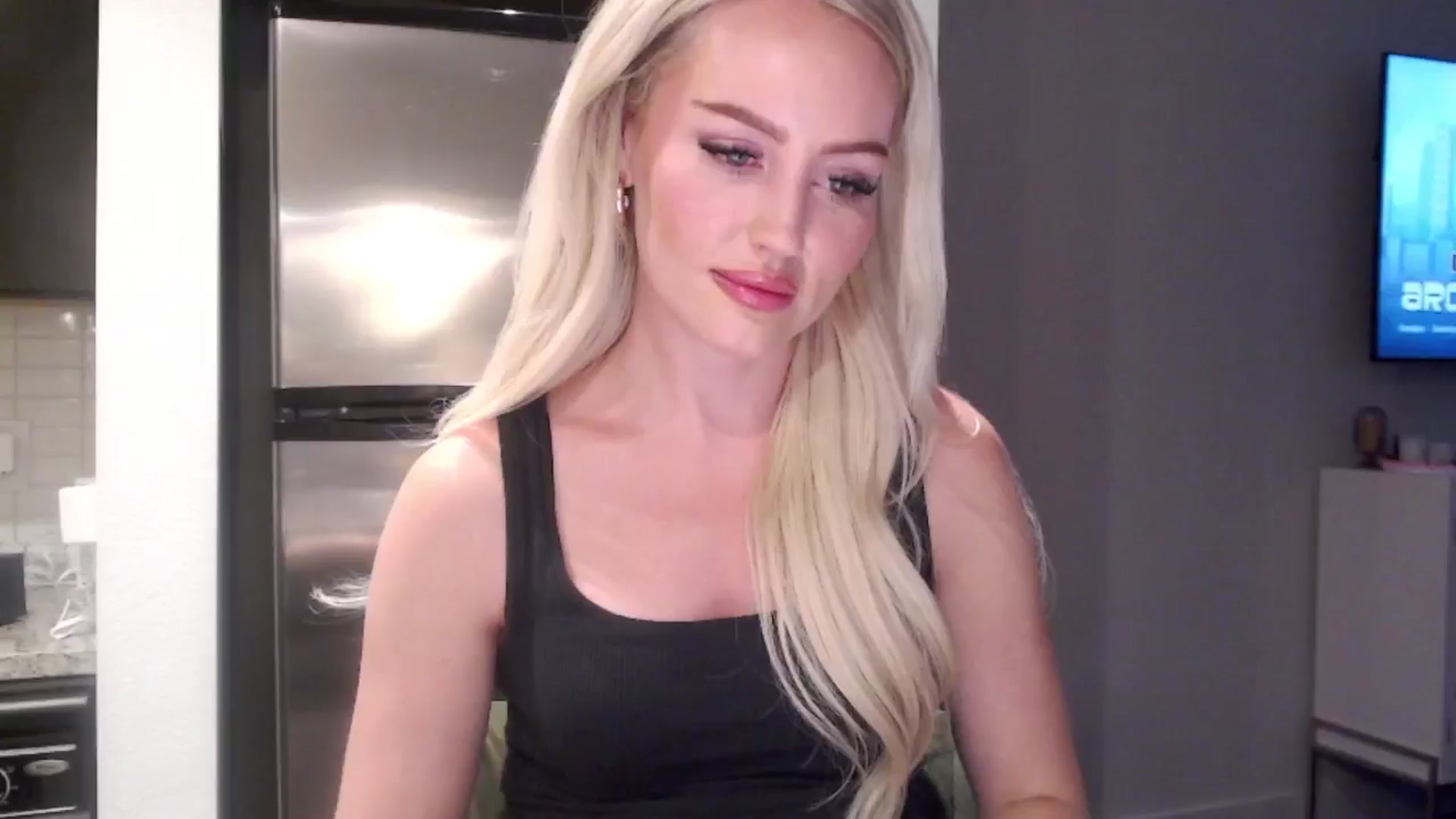 Gallery image thumbnail from Officialelsa's myfreecams stream on, 05/17/2024, 02:18 image 16 of 20