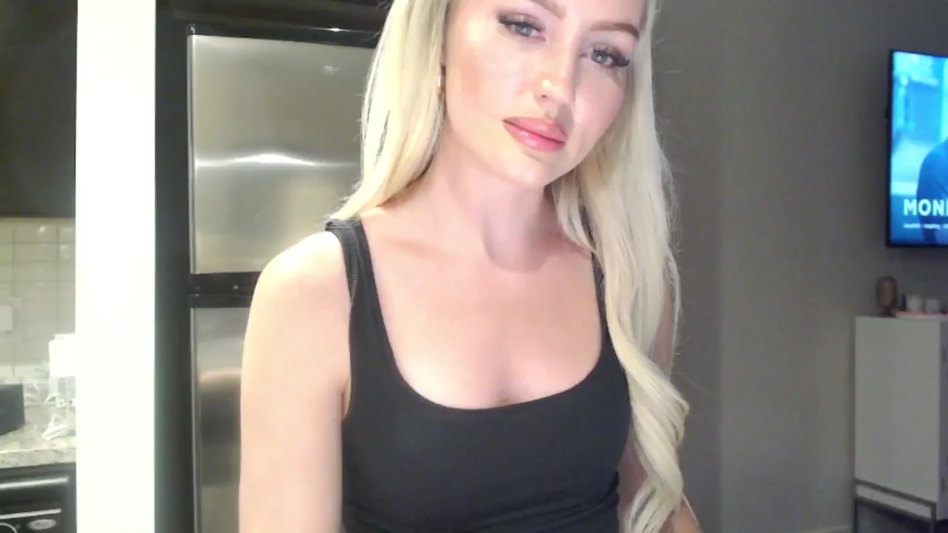 Gallery image thumbnail from Officialelsa's myfreecams stream on, 05/17/2024, 02:18 image 3 of 20