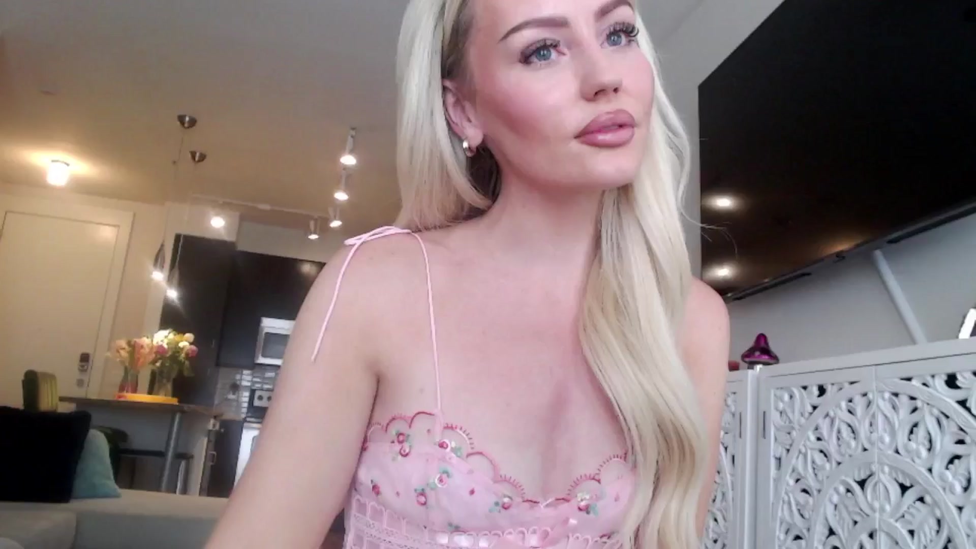 Gallery image thumbnail from Officialelsa's myfreecams stream on, 05/22/2024, 22:47 image 7 of 20