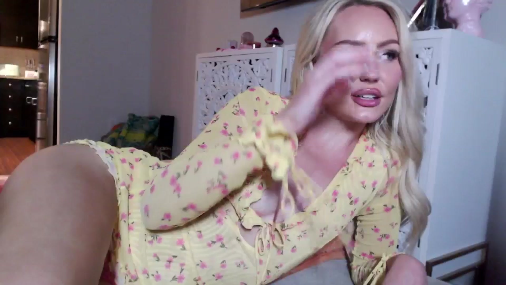 Gallery image thumbnail from Officialelsa's myfreecams stream on, 05/25/2024, 06:21 image 8 of 20