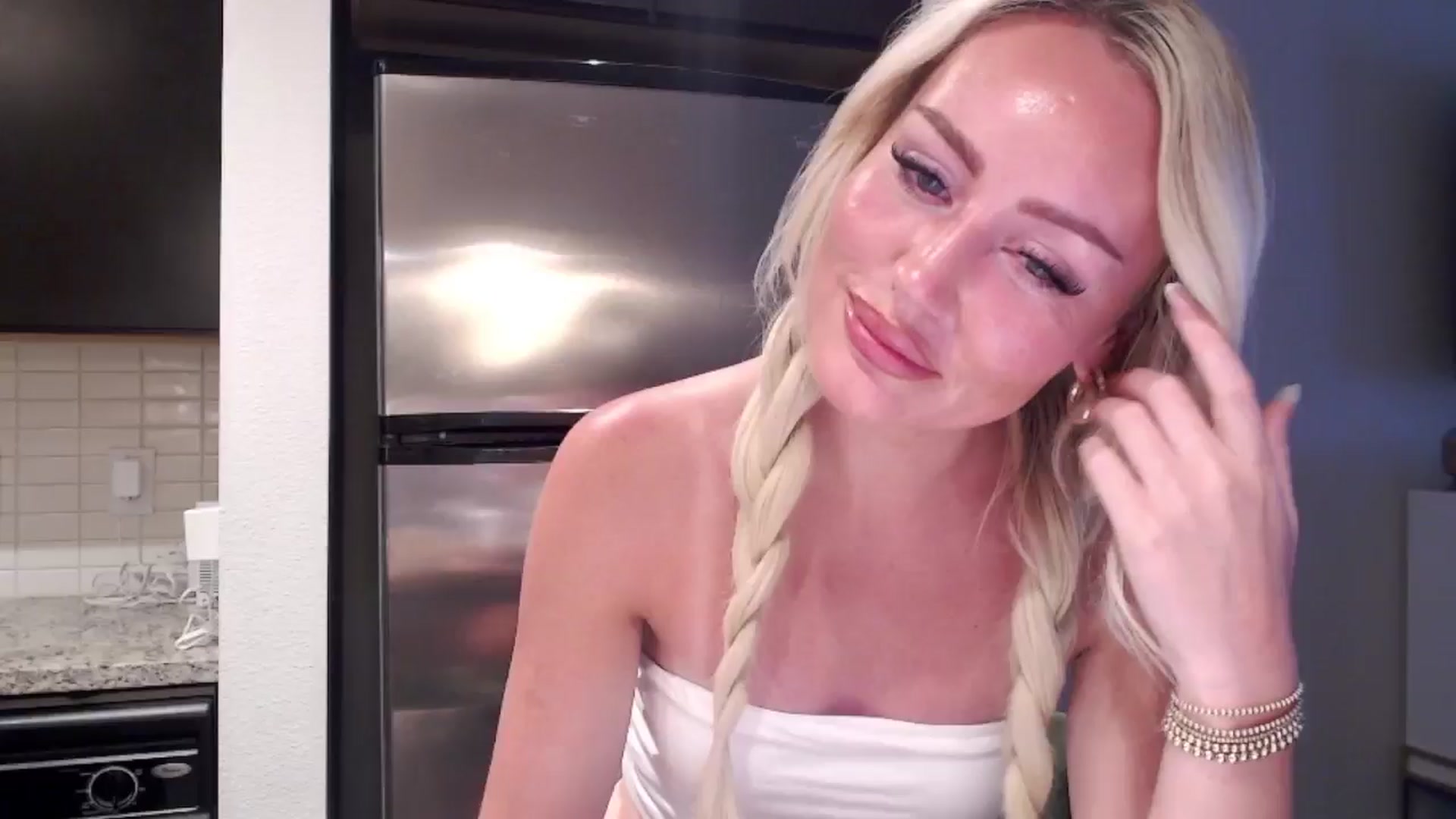 Gallery image thumbnail from Officialelsa's myfreecams stream on, 06/10/2024, 24:01 image 16 of 20