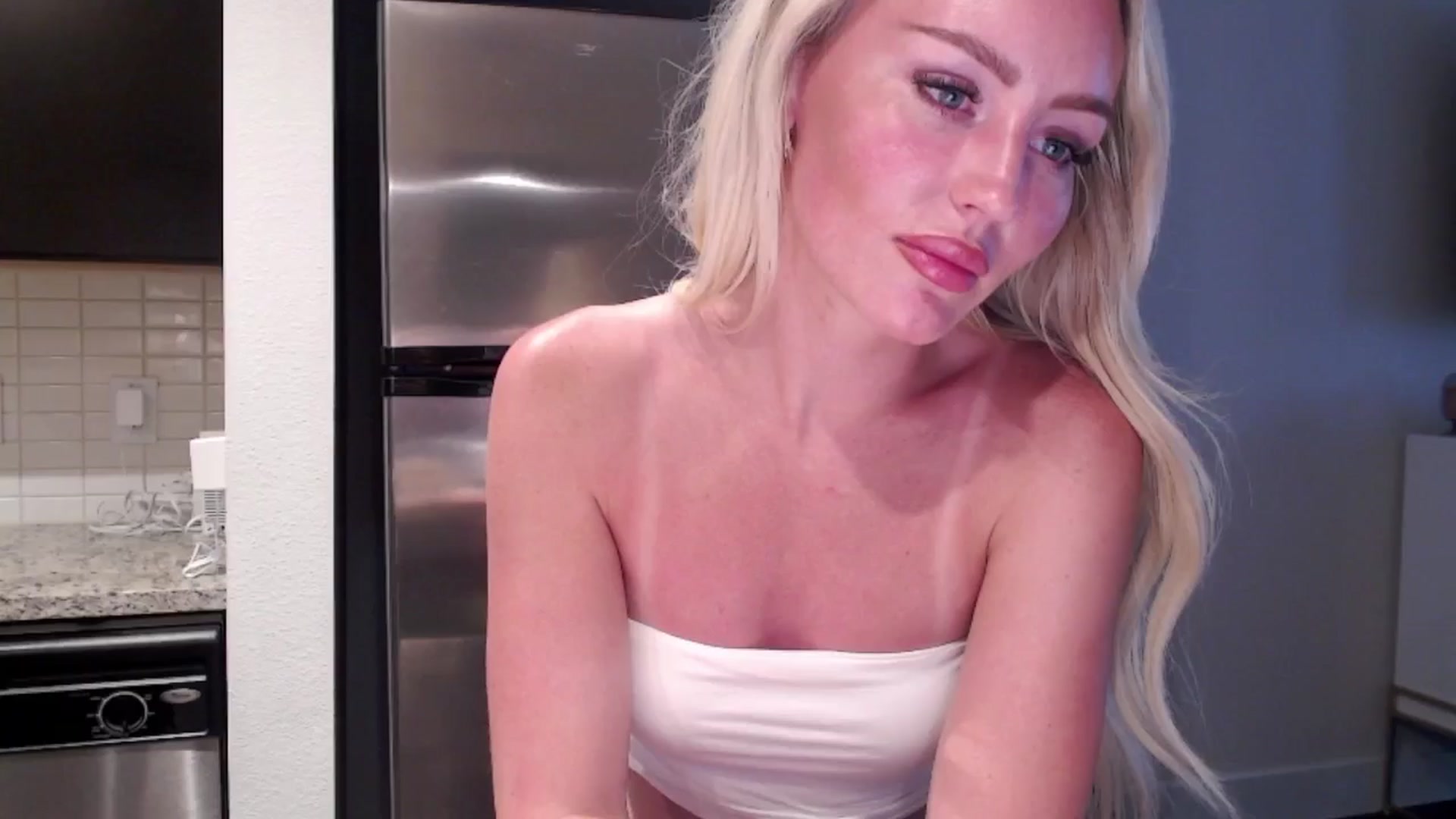 Gallery image thumbnail from Officialelsa's myfreecams stream on, 06/10/2024, 24:01 image 5 of 20