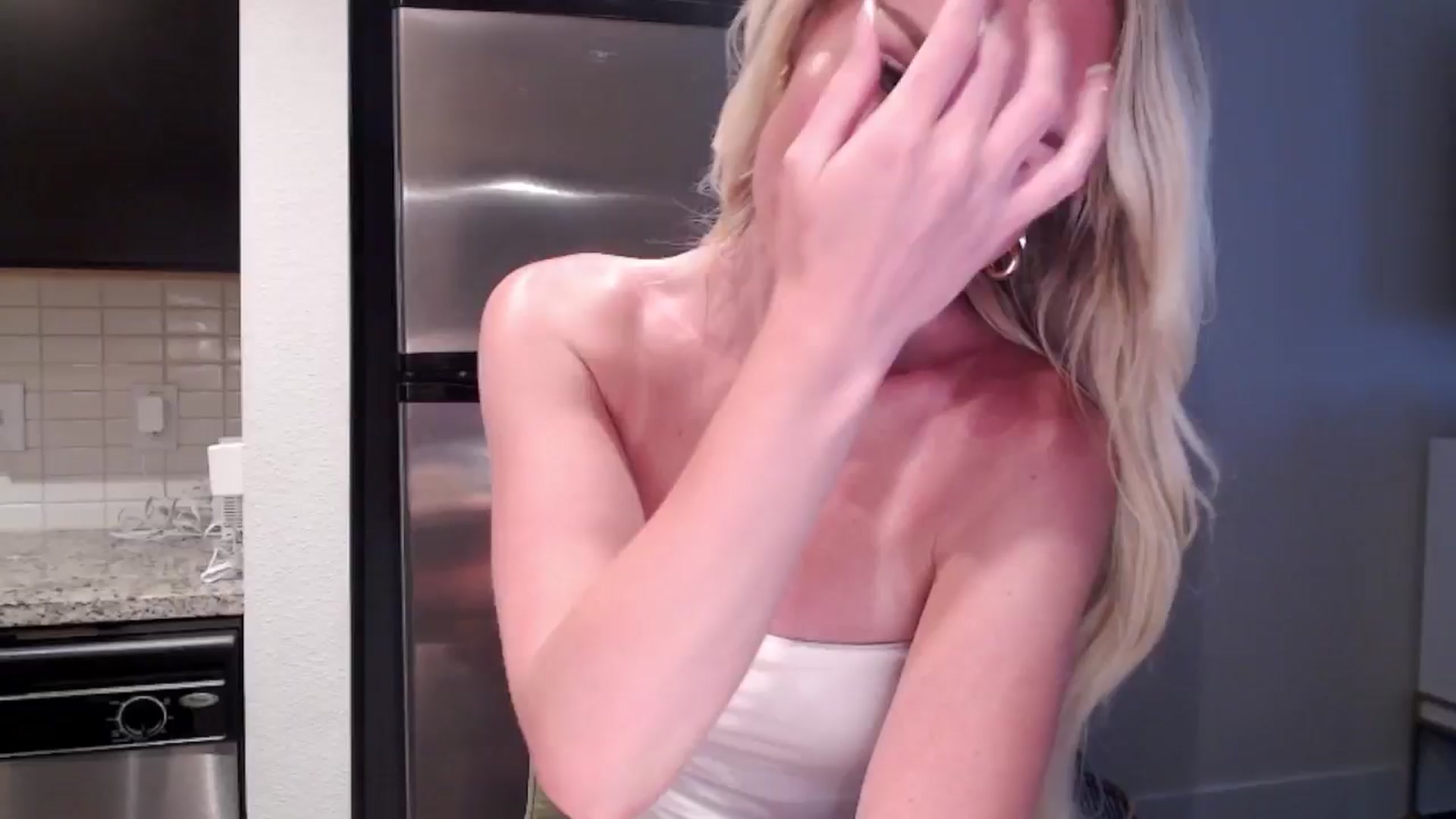 Gallery image thumbnail from Officialelsa's myfreecams stream on, 06/10/2024, 24:01 image 7 of 20