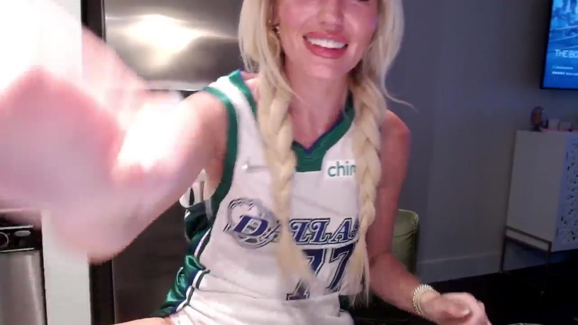 Gallery image thumbnail from Officialelsa's myfreecams stream on, 06/10/2024, 24:27 image 16 of 20