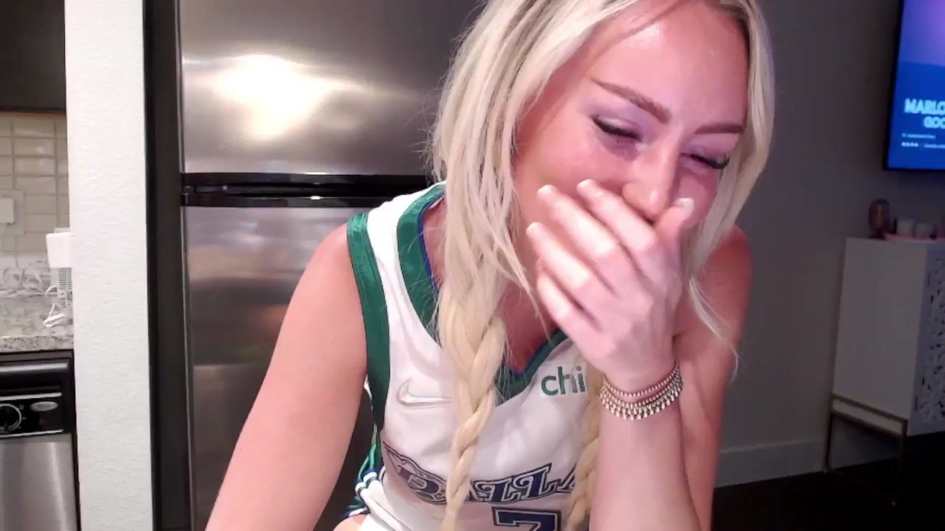 Gallery image thumbnail from Officialelsa's myfreecams stream on, 06/10/2024, 01:33 image 8 of 20