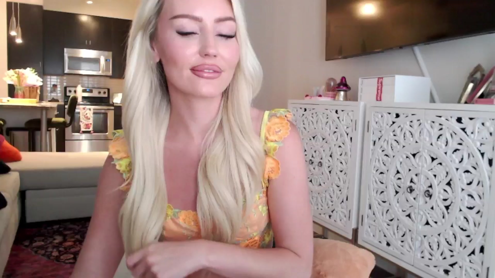 Gallery image thumbnail from Officialelsa's myfreecams stream on, 06/10/2024, 23:59 image 3 of 20